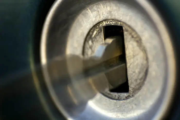 Gros plan sur une clé insérée dans un cylindre de serrure