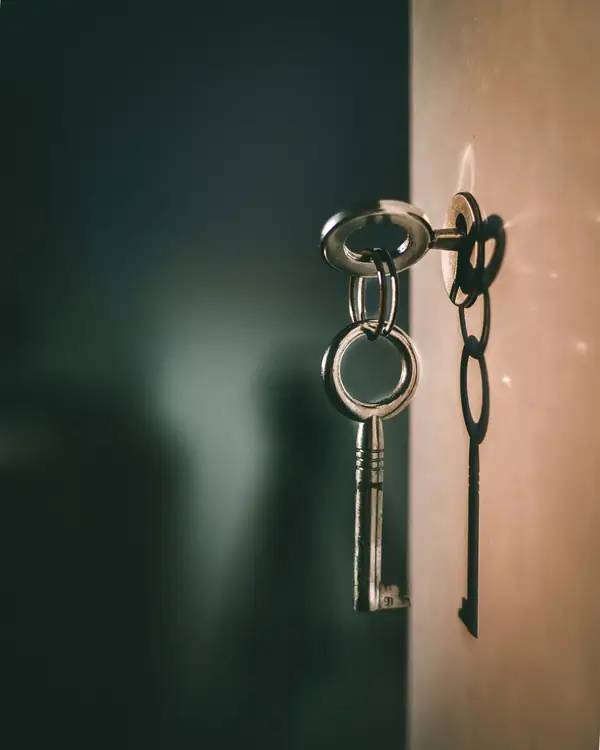 Clé engagée dans la serrure d'une porte sombre