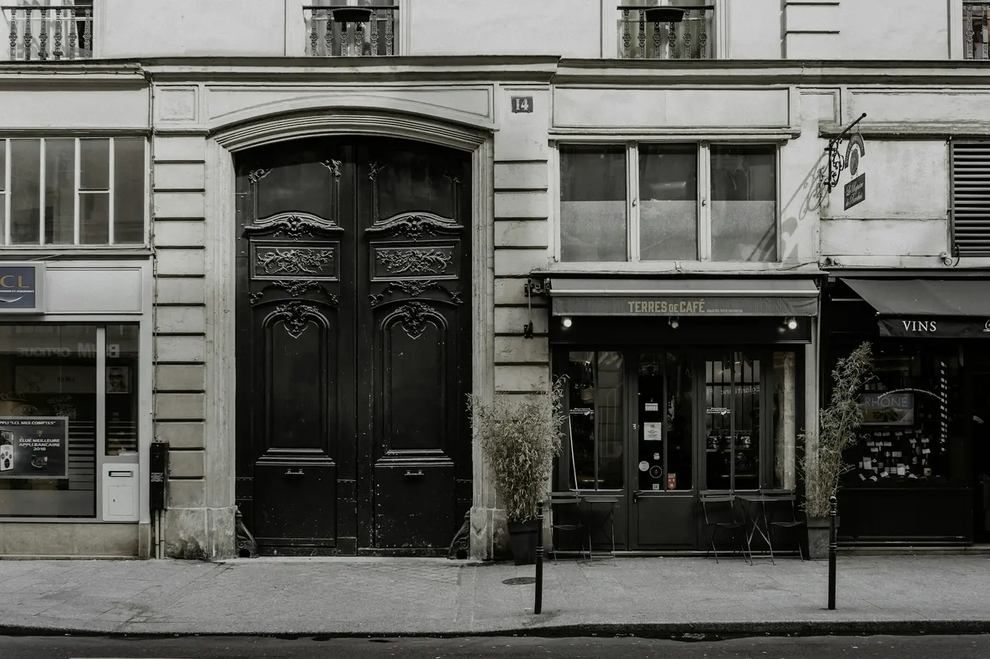 Façade d'immeubles anciens avec de grandes portes d'entrée en bois