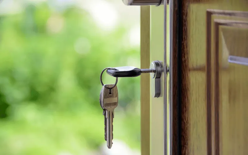 Clé dans la serrure d'une porte d'entrée (photo d'illustration)
